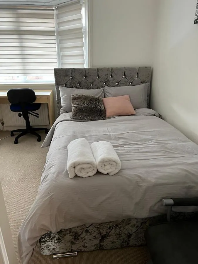 Alder En-Suite Self Caring Private Shower 2 Southampton 4*,  United Kingdom