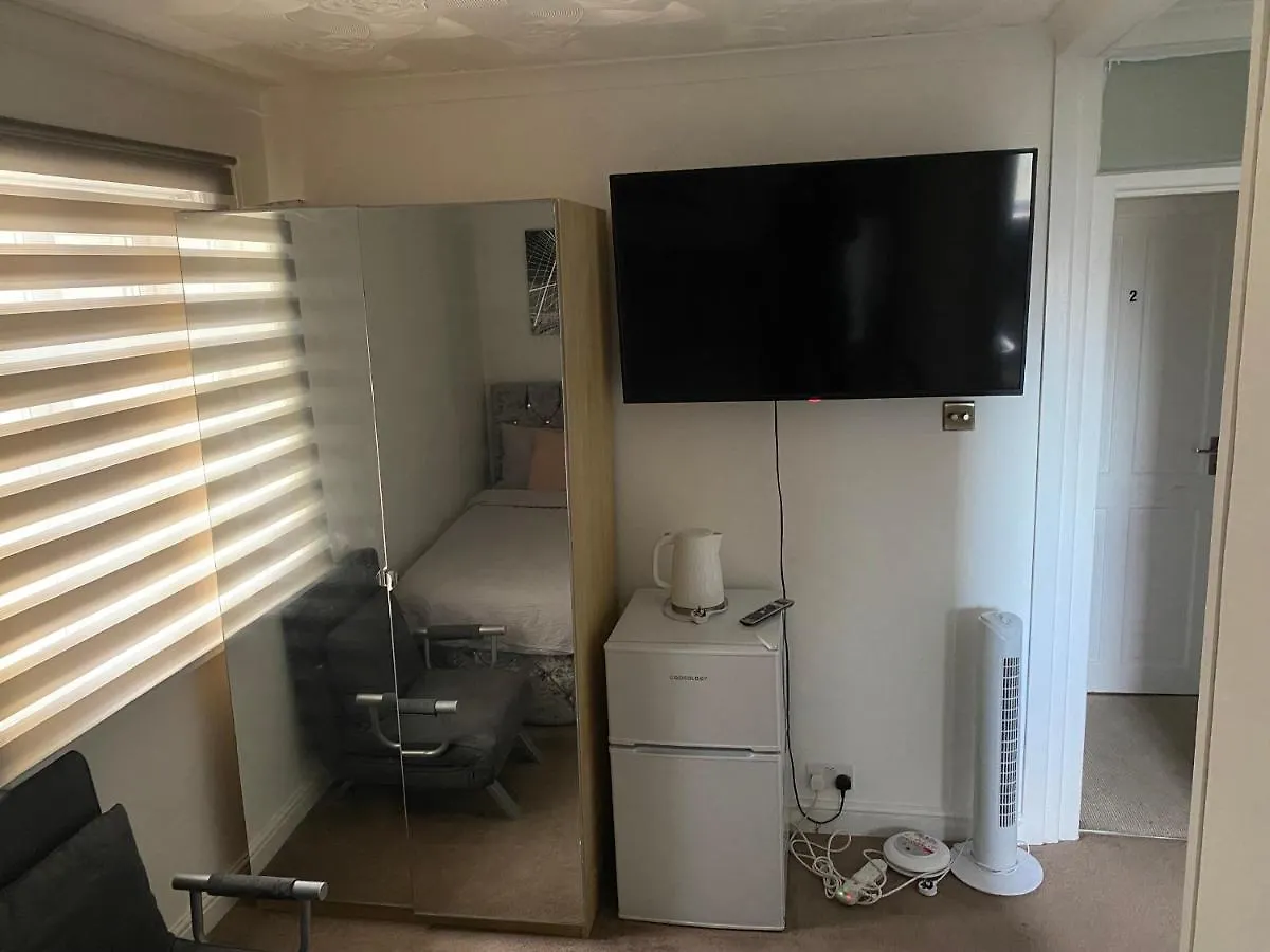 Alder En-Suite Self Caring Private Shower 2 Southampton 4*,  United Kingdom